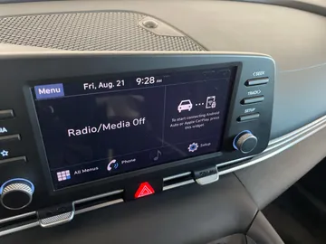2023 Hyundai Elantra - image 7