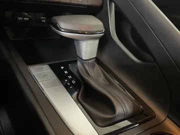 2023 Hyundai Elantra - image 24