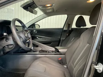 2023 Hyundai Elantra - image 3