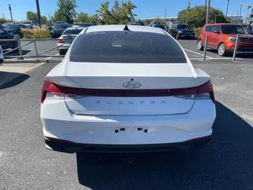 2022 Hyundai Elantra - image 6