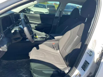 2022 Hyundai Elantra - image 8