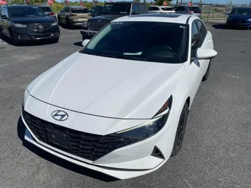 2022 Hyundai Elantra - image 3