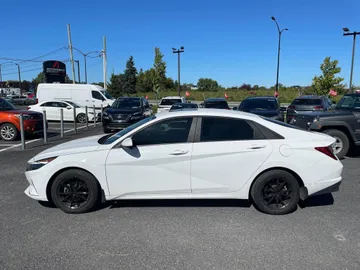 2022 Hyundai Elantra - image 4