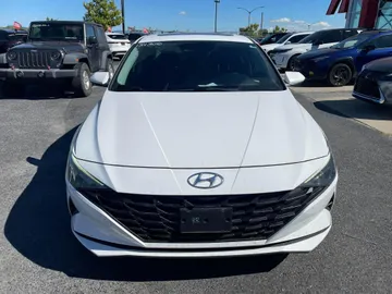 2022 Hyundai Elantra - image 2