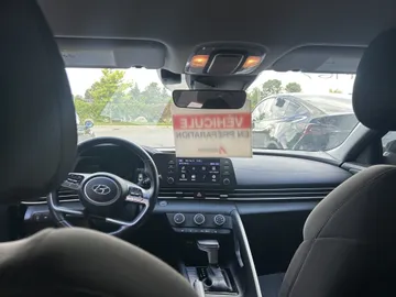 2023 Hyundai Elantra - image 9