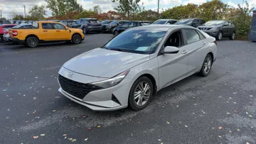 2023 Hyundai Elantra - image 3