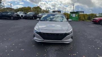 2023 Hyundai Elantra - image 2