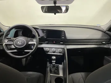 2022 Hyundai Elantra - image 4