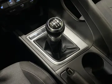 2022 Hyundai Elantra - image 22