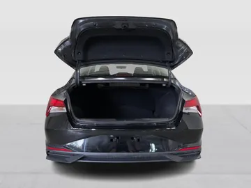 2022 Hyundai Elantra - image 13