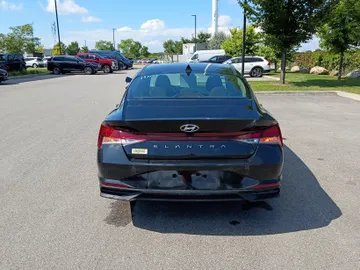 2022 Hyundai Elantra - image 6