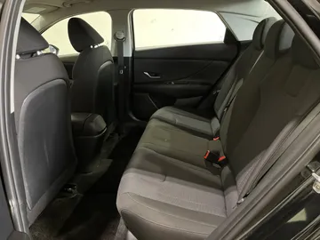2022 Hyundai Elantra - image 15