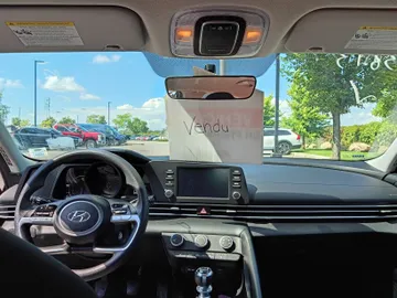 2022 Hyundai Elantra - image 9