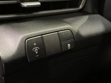 2022 Hyundai Elantra - image 23