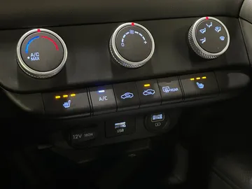 2022 Hyundai Elantra - image 18