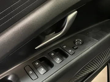 2022 Hyundai Elantra - image 19