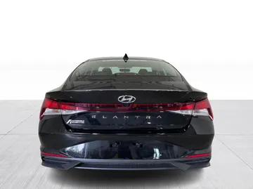 2022 Hyundai Elantra - image 12