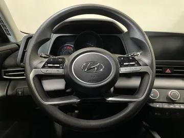 2022 Hyundai Elantra - image 20