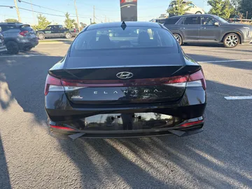 2022 Hyundai Elantra - image 6