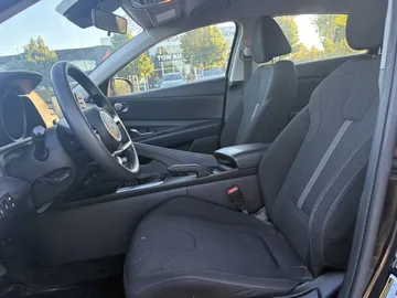 2022 Hyundai Elantra - image 8