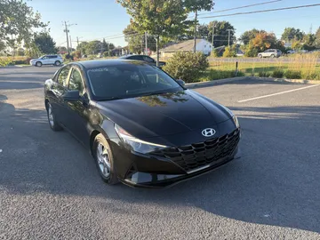2022 Hyundai Elantra - image 3