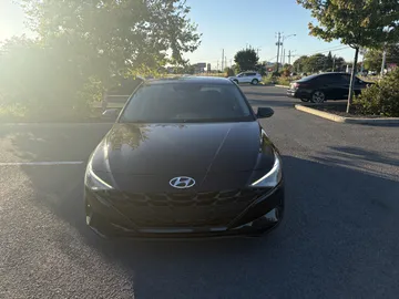2022 Hyundai Elantra - image 2