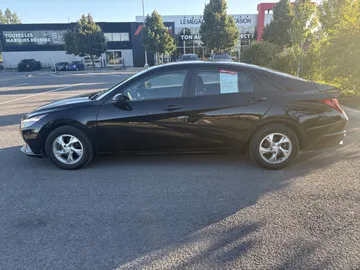 2022 Hyundai Elantra - image 4