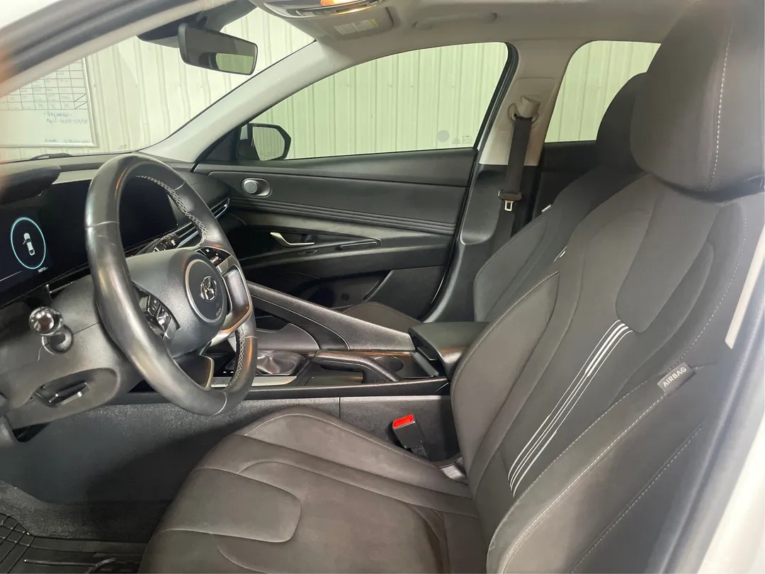 2023 Hyundai Elantra — photo 3