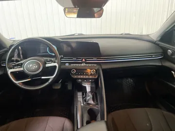 2023 Hyundai Elantra - image 4