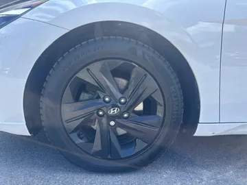 2023 Hyundai Elantra - image 7