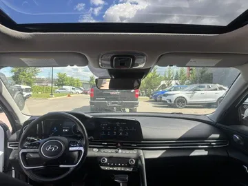 2023 Hyundai Elantra - image 9