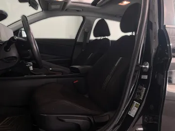 2024 Hyundai Elantra - image 3