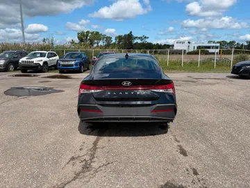 2024 Hyundai Elantra - image 7