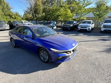 2025 Hyundai Elantra - image 3