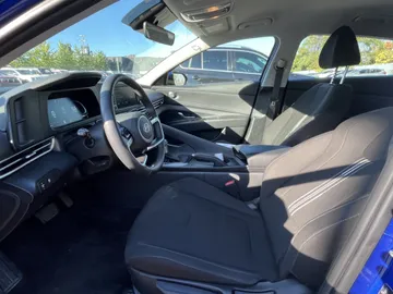 2025 Hyundai Elantra - image 7