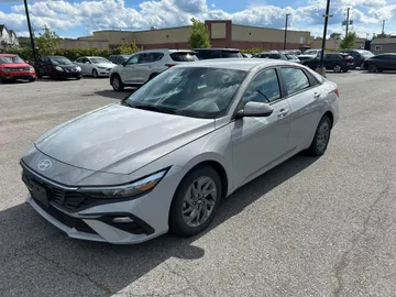 2025 Hyundai Elantra - image 3