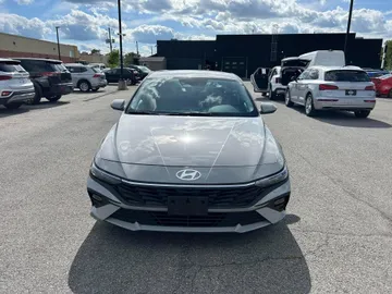 2025 Hyundai Elantra - image 2