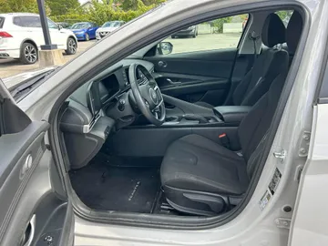 2025 Hyundai Elantra - image 8