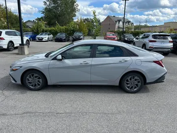 2025 Hyundai Elantra - image 6