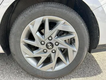 2025 Hyundai Elantra - image 7