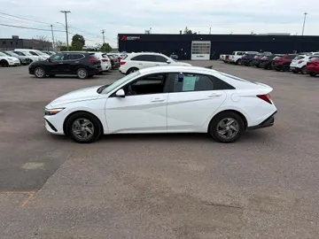 2025 Hyundai Elantra - image 6