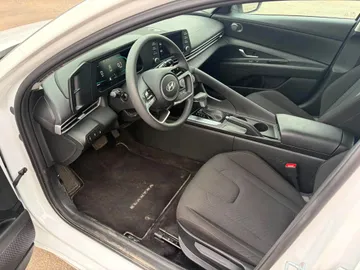 2025 Hyundai Elantra - image 8