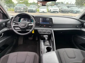 2025 Hyundai Elantra - image 9
