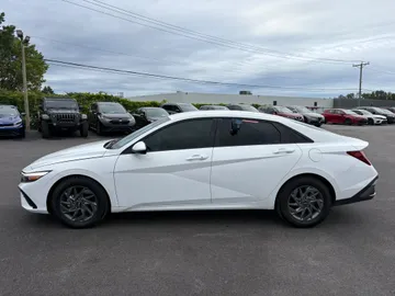 2025 Hyundai Elantra - image 4