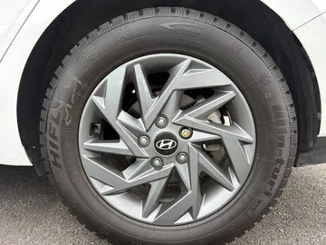 2025 Hyundai Elantra - image 8