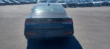 2025 Hyundai Elantra - image 6