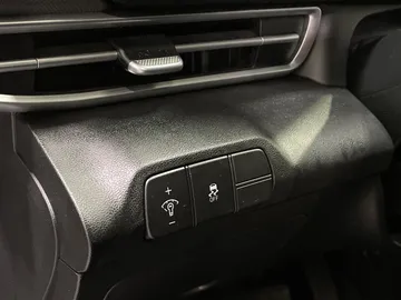 2025 Hyundai Elantra - image 24