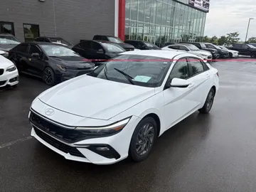 2025 Hyundai Elantra - image 3