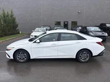 2025 Hyundai Elantra - image 4