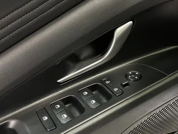 2025 Hyundai Elantra - image 20